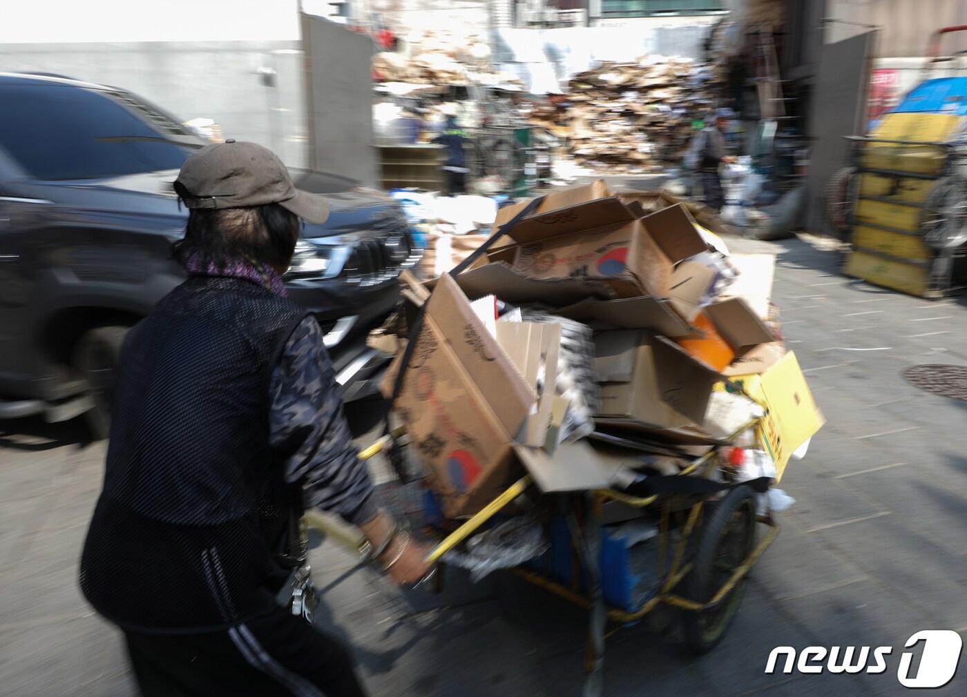 3일 서울의 한 고물상으로 한 노인이 폐지 리어카를 끌고 가고 있다. 2023.4.3/뉴스1 ⓒ News1 신웅수 기자