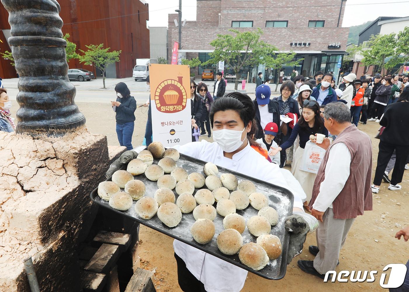 지난해 이천시 신둔면 예스파크와 사기막골 도예촌에서 열린 제37회 이천도자기축제 때 모습. &#40;이천시 제공&#41; 2023.4.30/뉴스1