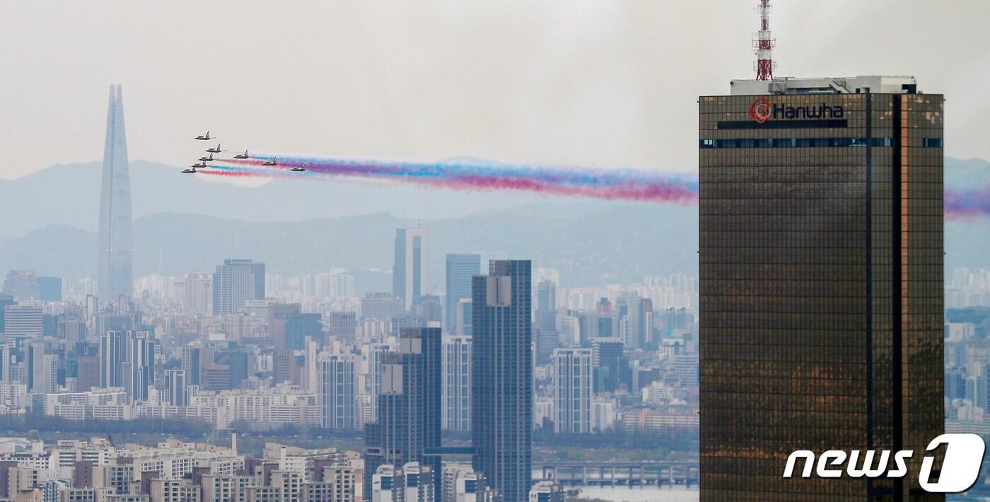 지난해 여의도 봄꽃축제에서 공군 특수비행팀 &#39;블랙이글스&#39;가 서울 영등포구 여의도 상공을 비행하고 있다. ⓒ News1 민경석 기자