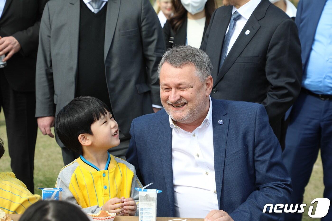 4일 오후 을숙도 생태공원을 방문한 세계박람회기구 실사단이 아이들을 마주하고 환하게 웃고 있다.2023.4.4/뉴스1ⓒ News1 강승우 기자 ⓒ News1 강승우 기자