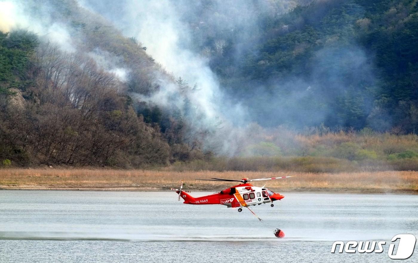 4일 오전 산불 대응 3단계로 상향된 함평군 대동면 연암리 산불현장에서 전남119 소방헬기가 진화를 하기 위해 대동제에서 담수하고 있다.&#40;전남도 제공&#41; 2023.4.4/뉴스1 