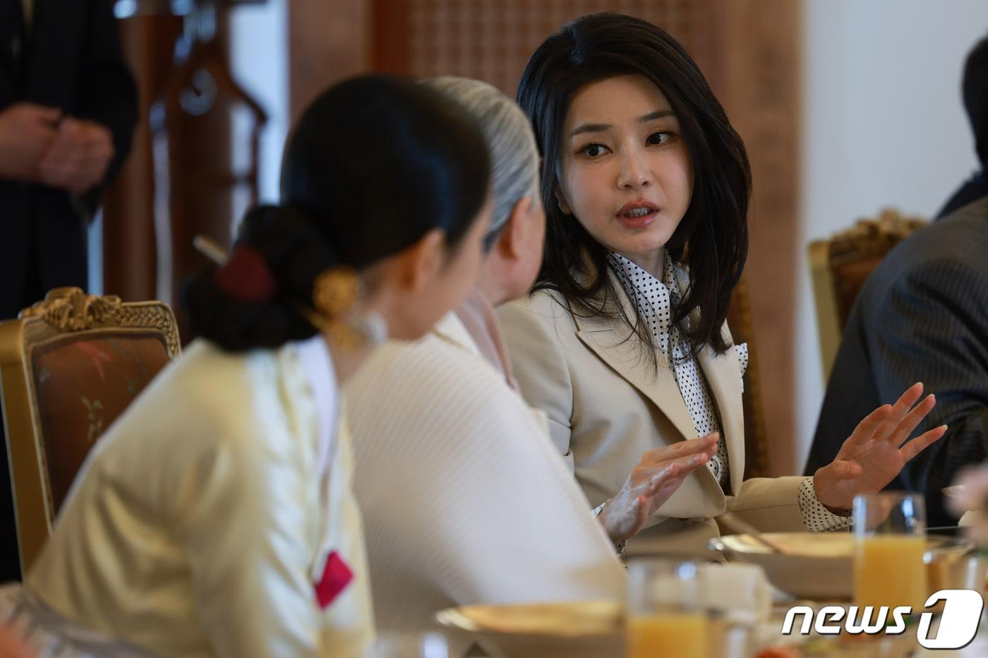 김건희 여사가 4일 청와대 상춘재에서 열린 국가무형문화재 전통공연·예술 분야 보유자, 이수자, 전수생들과의 오찬에서 참석자들과 대화하고 있다. &#40;대통령실 제공&#41; 20232.4.4/뉴스1 ⓒ News1 오대일 기자