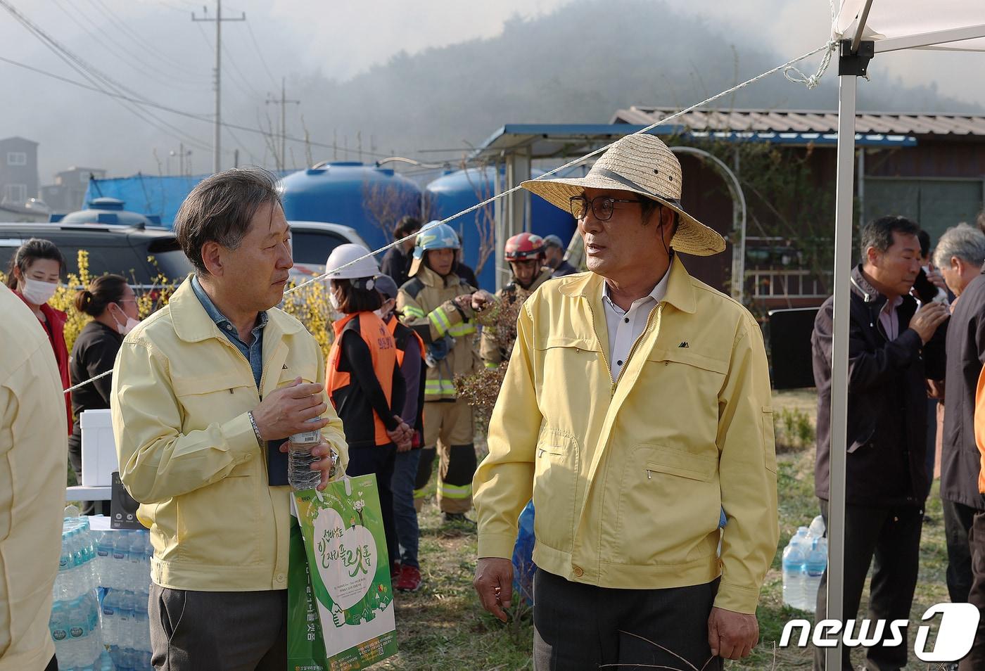 이상익 전남 함평군수가 지난 3일 대동면에서 발생한 산불 현장을 지휘하며 피해 상황을 파악하고 있다.&#40;함평군 제공&#41; 2023.4.5./뉴스1