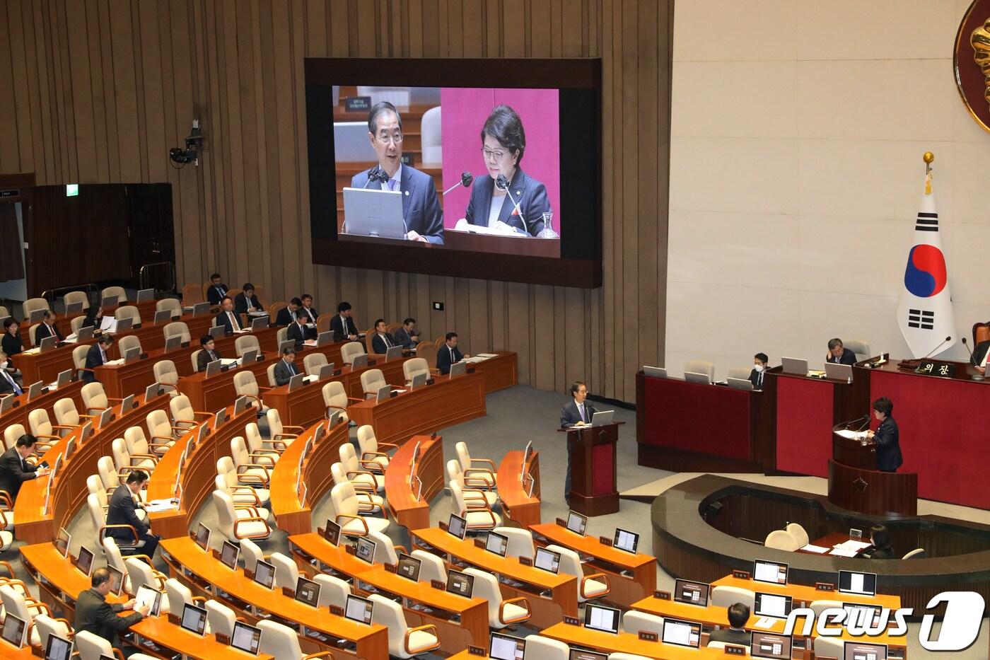 한덕수 국무총리가 지난 4월5일 서울 여의도 국회 본회의장에서 열린 제405회국회&#40;임시회&#41; 제3차 본회의 교육·사회·문화 분야 대정부질문에서 서정숙 국민의힘 의원의 질의에 답변하고 있다./뉴스1 ⓒ News1 송원영 기자