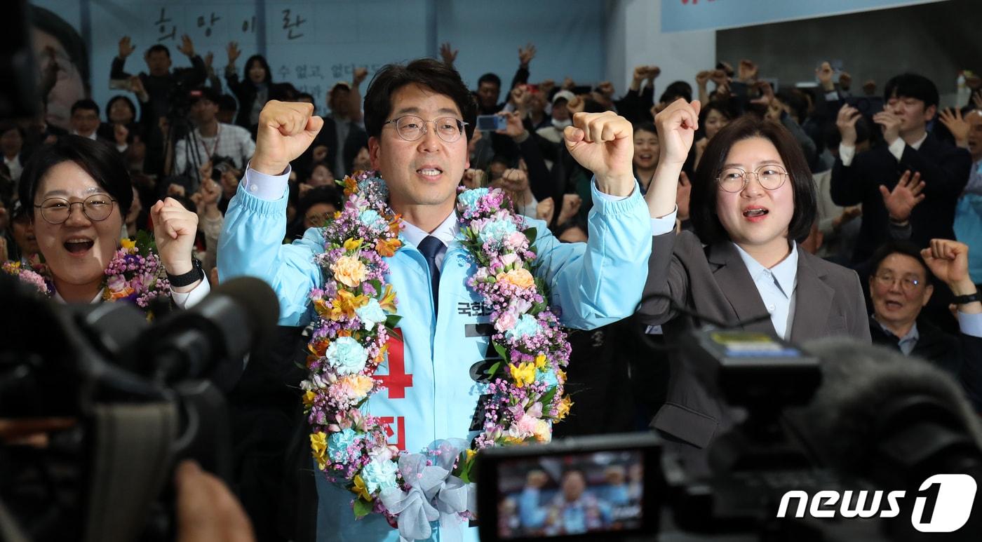 전주을 국회의원 재선거에 당선된 진보당 강성희 당선인이 6일 전북전주시 선거사무실에서 꽃목걸이를 걸고 당선 기쁨을 만끽하고 있다. 2023.4.6/뉴스1 ⓒ News1 유경석 기자