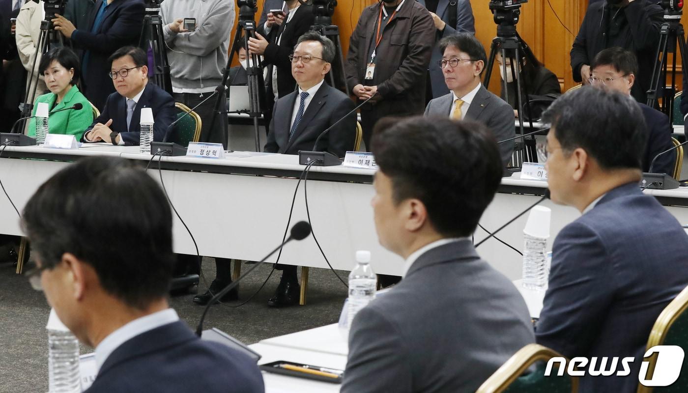 지난 4월6일 오전 서울 중구 은행회관에서 열린 &#39;은행장 간담회&#39;에서 시중 은행장들이 김소영 금융위원회 부위원장의 모두 발언을 듣고 있다. 2023.4.6/뉴스1 ⓒ News1 민경석 기자