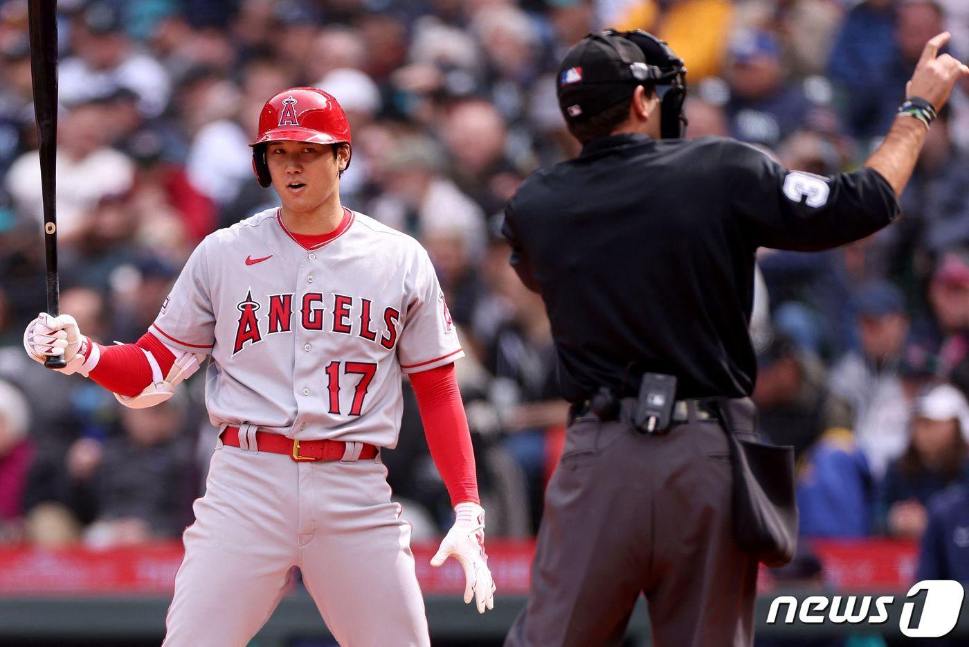 피치 클록을 위반한 오타니&#40;오른쪽&#41;. ⓒ AFP=뉴스1