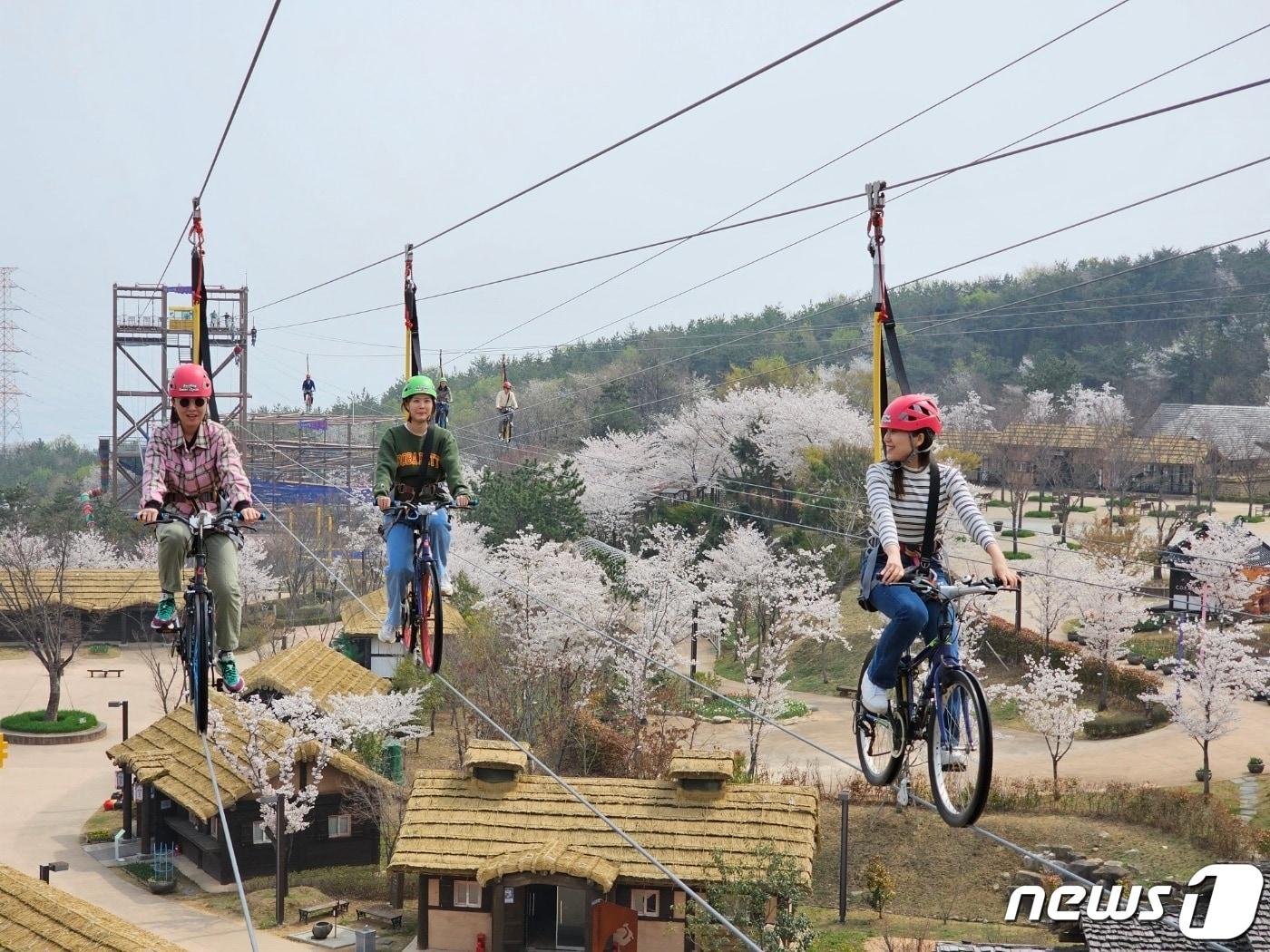 가야테마파크의 인기 체험인 익사이팅 사이클을 즐기는 여행객들의 모습ⓒ News1 윤슬빈 기자