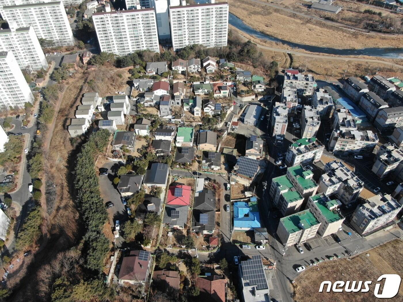 항공에서 바라본 고양지역 태양광 설치 주택들. &#40;고양시 제공&#41;