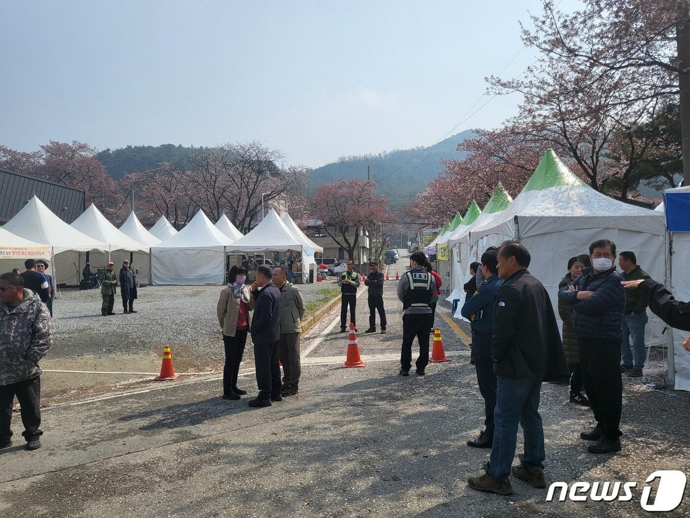 7일 청풍호벚꽃축제 현장에 설치된 불법 천막을 철거하기 위해 제천시청 공무원과 경찰 등이 동원 천막업자들과 대치하고 있다. 