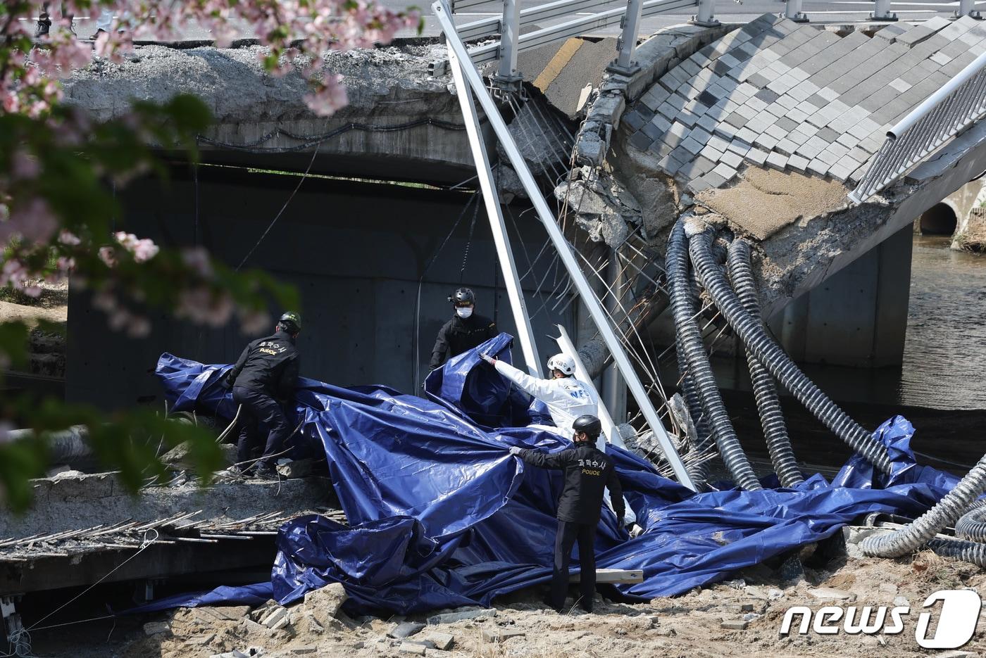 경기도 성남시 분당 정자교 붕괴사고 현장. 2023.4.7/뉴스1 ⓒ News1 구윤성 기자