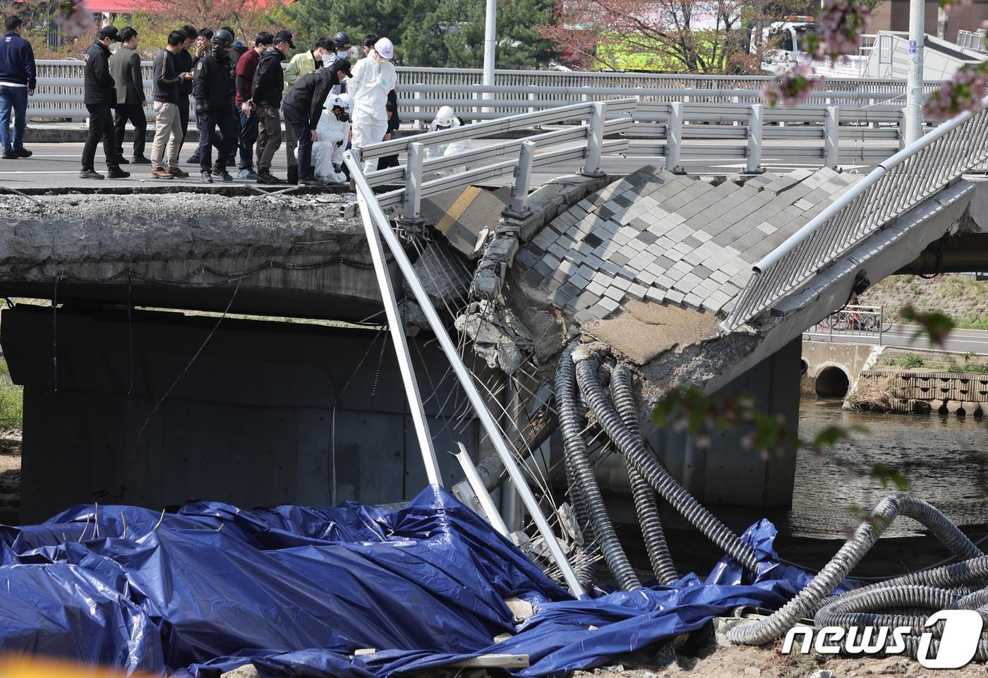 경찰 과학수사대와 국립과학수사연구원 등 관계자들이 7일 오전 경기도 성남시 분당 정자교 붕괴사고 현장에서 합동 현장감식을 하고 있다. 2023.4.7/뉴스1 ⓒ News1 구윤성 기자