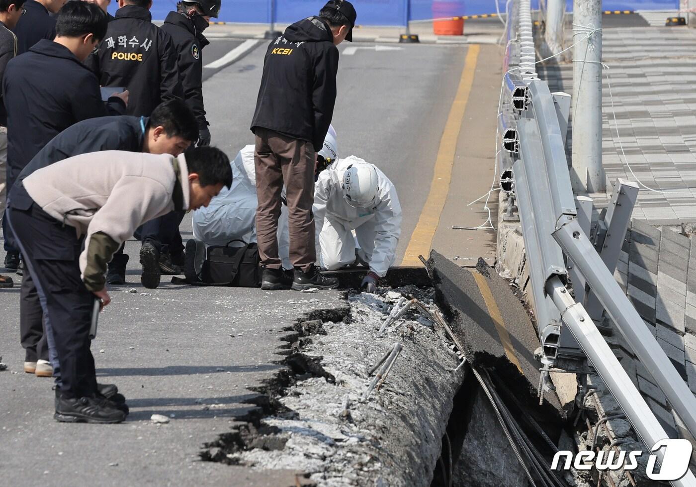 경찰 과학수사대와 국립과학수사연구원 등 관계자들이 4월7일 오전 경기도 성남시 분당 정자교 붕괴사고 현장에서 합동 현장감식을 하고 있다. 2023.4.7/뉴스1 ⓒ News1 구윤성 기자