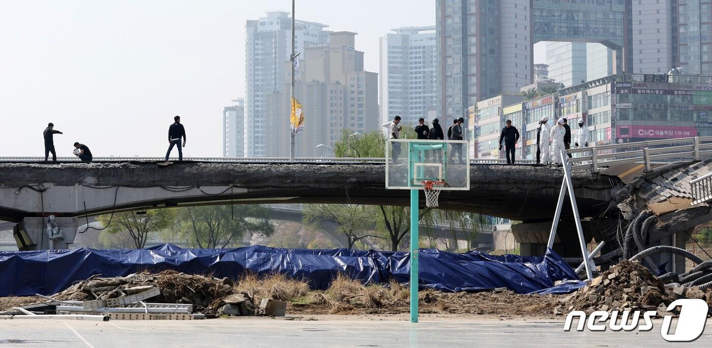 경찰 과학수사대와 국립과학수사연구원 등 관계자들이 7일 오전 경기도 성남시 분당 정자교 붕괴사고 현장에서 합동 현장감식을 하고 있다. 2023.4.7/뉴스1 ⓒ News1 구윤성 기자