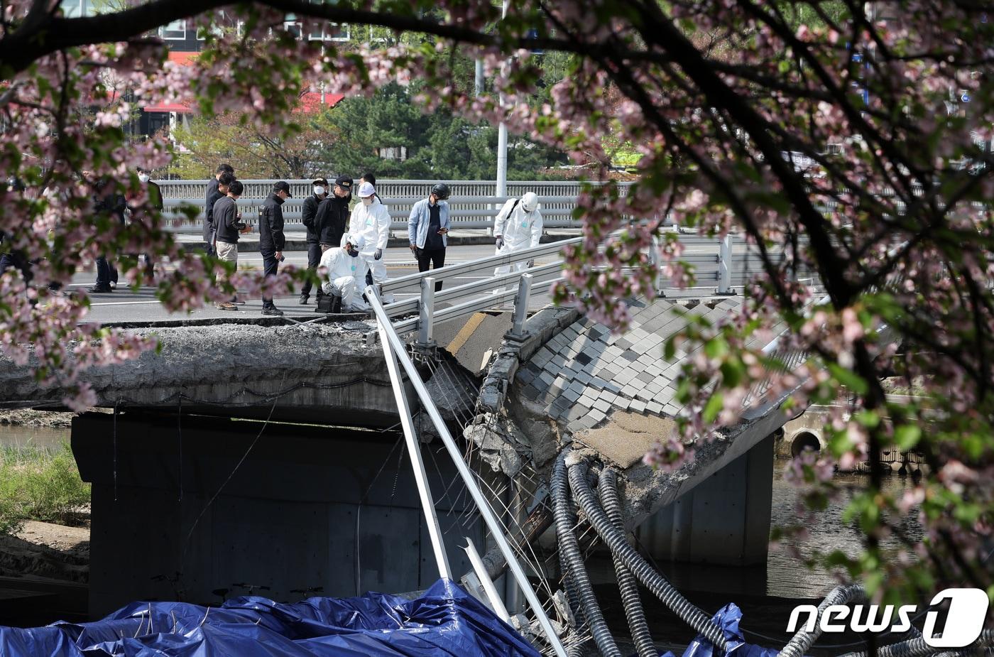 경찰 과학수사대와 국립과학수사연구원 등 관계자들이 7일 오전 경기도 성남시 분당 정자교 붕괴사고 현장에서 합동 현장감식을 하고 있다. 2023.4.7/뉴스1 ⓒ News1 구윤성 기자