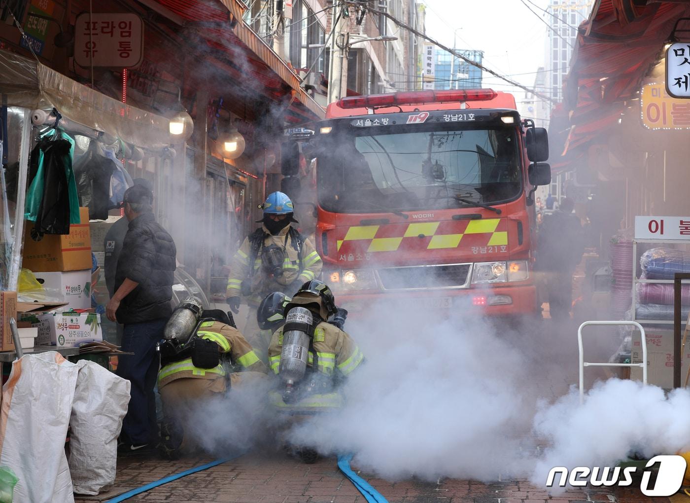 7일 오후 서울 강남구 영동전통시장에서 소방대원들이 시장 화재 상황에 대비한 훈련을 하고 있다. ⓒ News1 신웅수 기자