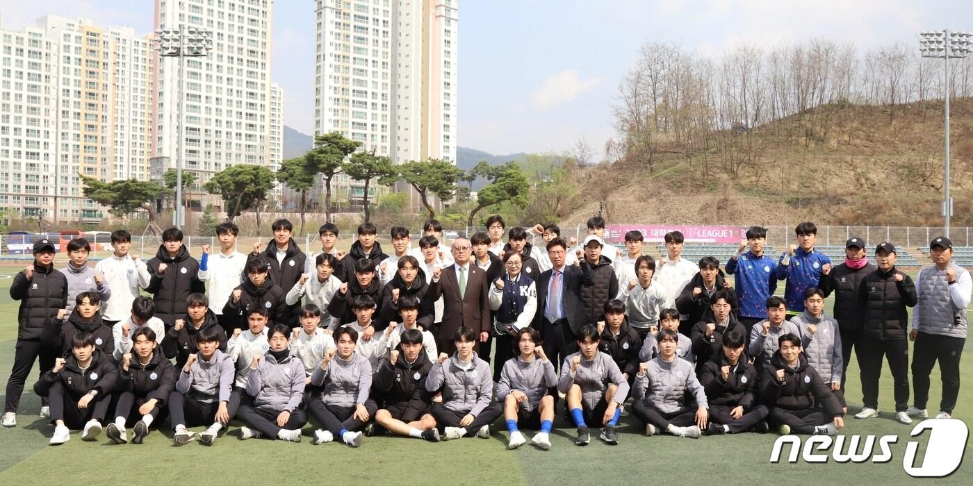 차천수 청주대 총장이 7일 오후 청주대학교 축구 전용구장에서 열린 &#39;2023 대학축구 U-리그&#39; 1권역 4차전 경기에 앞서 선수단을 격려하고 있다. 청주대 축구부는 이날 대회에서 고려대를 만나 이원준의 결승 헤더골로 1대 0 승리했다.&#40;청주대학교 제공&#41;/ 뉴스1