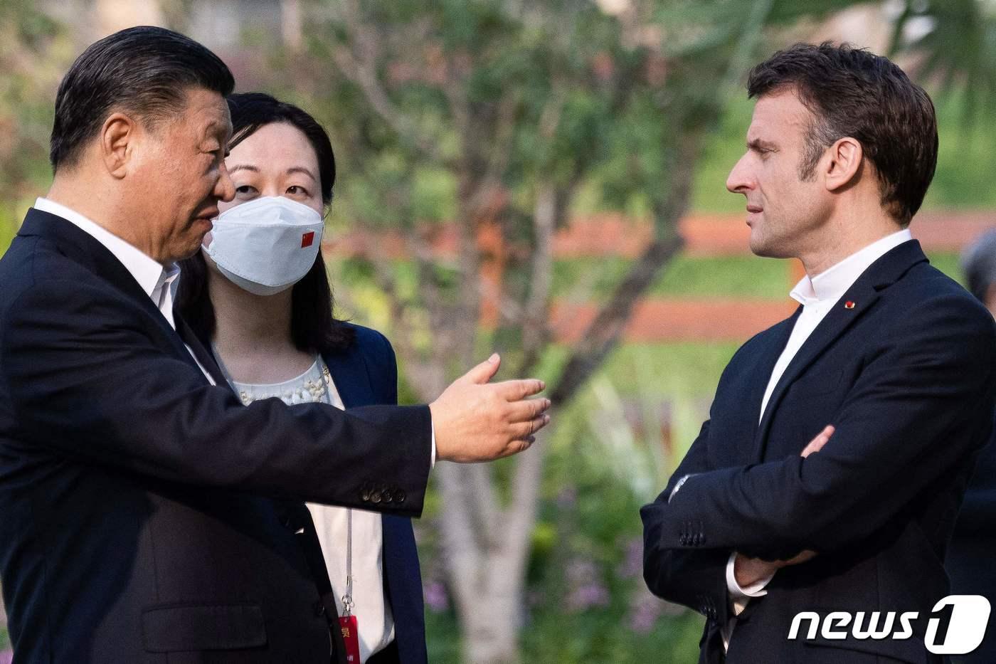 시진핑 중국 국가주석이 7일 &#40;현지시간&#41; 베이징에서 약 1900km 떨어진 광둥성 광저우에 있는 광저우 성장 관저 정원에서 에마뉘엘 마크롱 프랑스 대통령과 산책을 하고 있다. ⓒ AFP=뉴스1 ⓒ News1 우동명 기자