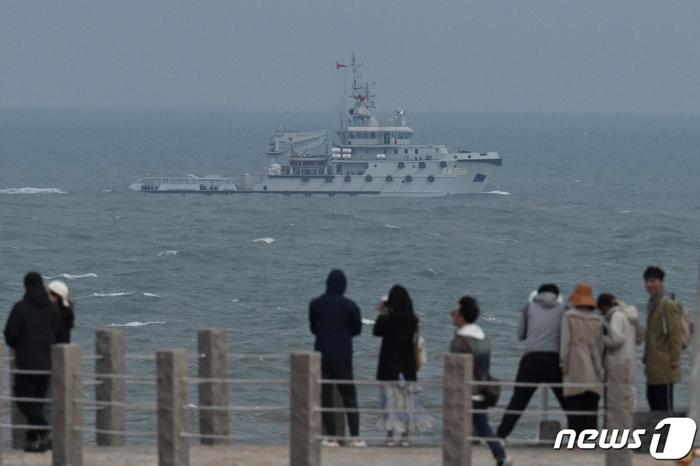 7일&#40;현지시간&#41; 중국 남동부 푸젠성 핑탄섬에서 관광객들이 대만 해협을 항해하는 중국 인민해방군 해군 예안선을 지켜보고 있다. 2023.4.7 ⓒ AFP=뉴스1 ⓒ News1 정윤미 기자