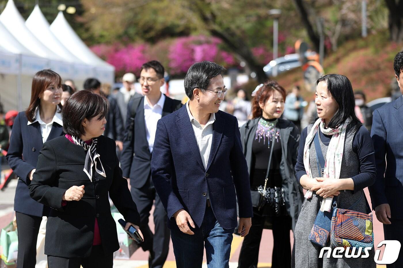 벚꽃 명소로 알려진 수원시 팔달구 경기도청 구청사 일원에서 &#39;경기도청 봄꽃축제&#39;가 4년 만에 열린 가운데 김동연 경기도지사가 축제 현장을 찾아 도민과 소통하는 시간을 가졌다.&#40;경기도 제공&#41;