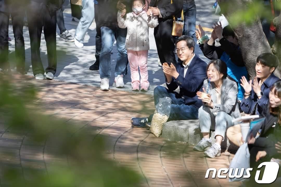 김동연 경기도지사는 8일 자신의 페이스북에 올린 글에서 &#34;지역경제 활성화가 곧 국가 경제 활성화라는 마음으로 경기도 구청사 상권에 훈풍을 불어넣겠다&#34;고 밝혔다.&#40;김동연 지사 페이스북 캡처&#41;