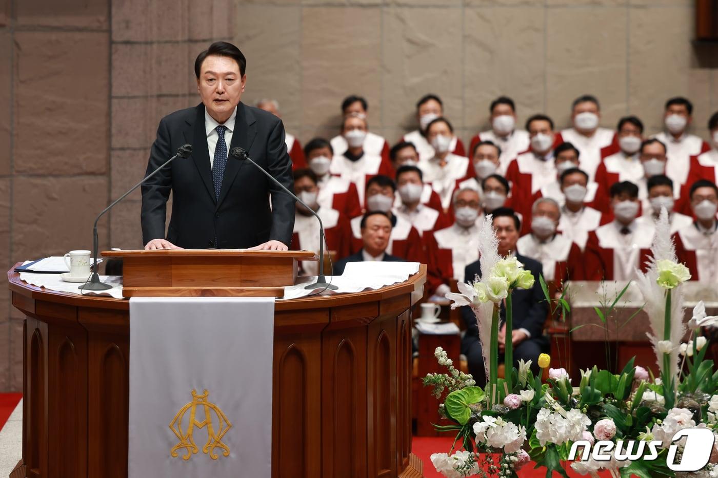 윤석열 대통령이 9일 오후 서울 중구 영락교회에서 열린 2023 한국교회 부활절 연합예배에 참석해 축하인사를 하고 있다. &#40;대통령실 제공&#41; 2023.4.9/뉴스1 ⓒ News1 안은나 기자