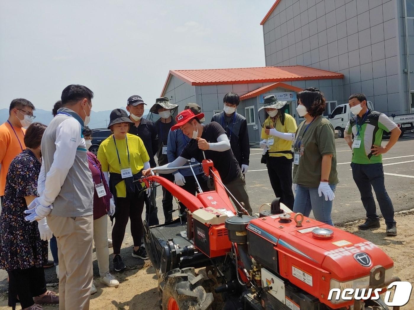 전북 정읍시농업기술센터&#40;소장 전정기&#41;가 2023년 상반기 귀농귀촌 참여 교육생을 모집한다. 귀농귀촌인 농기계 실습 장면&#40;정읍시 제공&#41;2023.5.1/뉴스1