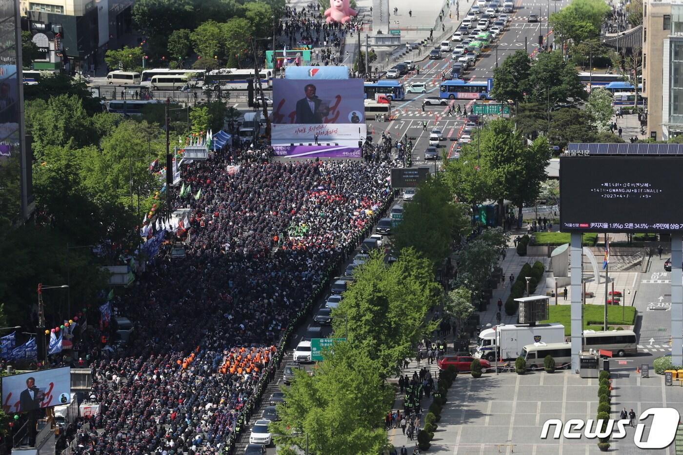 전국민주노동조합총연맹 조합원들이 1일 서울 광화문 세종대로 일대에서 &#39;2023 세계 노동절 대회&#39;를 진행하고 있다. 2023.5.1/뉴스1 ⓒ News1 이동해 기자