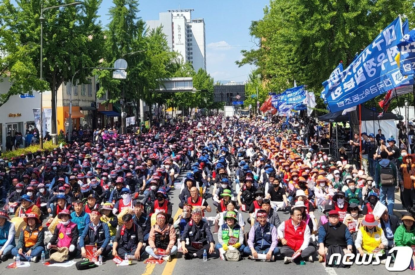 133주년 세계노동절인 1일 오후 대구 중구 공평네거리 인근에서 민주노총 대구지역본부와 일부 야당 등이 &#39;세계노동절 대구대회&#39;을 열고 노조 탄압 중단 등을 정부에 촉구하고 있다. 2023.5.1/뉴스1 ⓒ News1 남승렬 기자