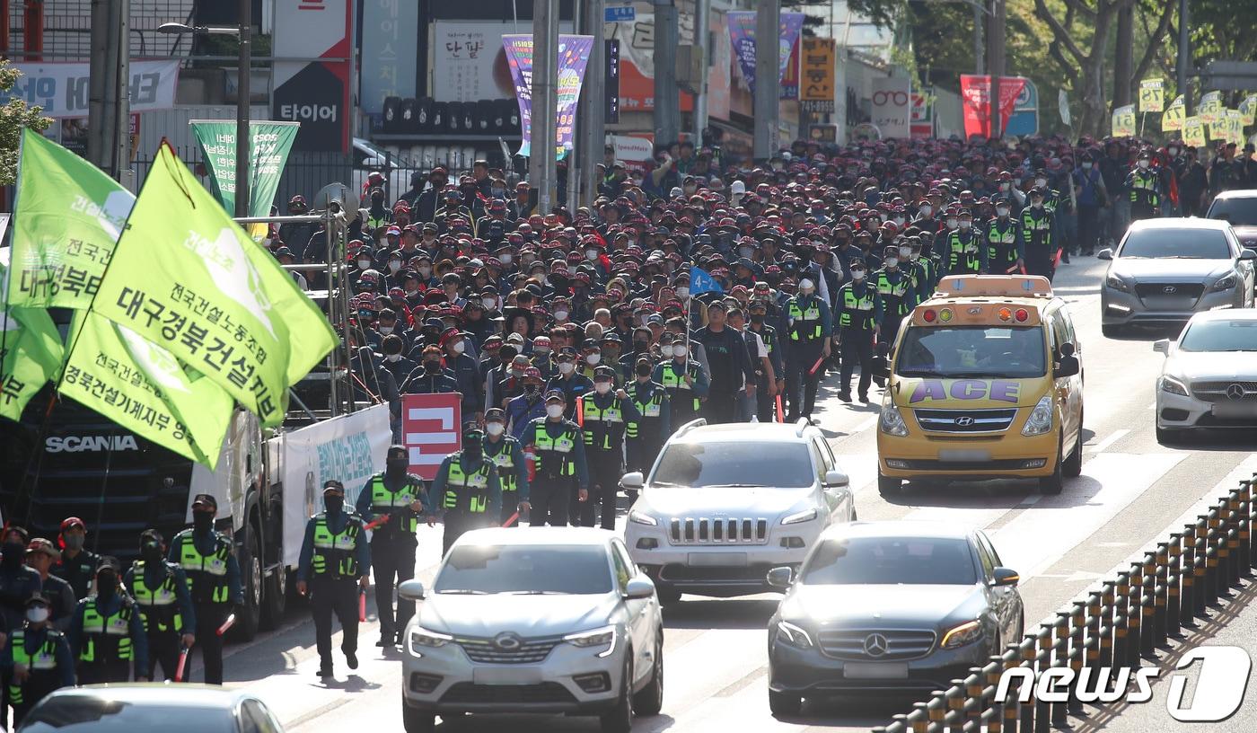 대구 노동계와 시민단체가 134주년 &#39;메이데이&#39;&#40;세계노동절&#41;을 맞아 대구 도심에서 올해 최대 규모의 도심 집회를 예고했다. 사진은 지난해 세계노동절 집회에서 참가자들이 행진하는 모습. 2023.5.1/뉴스1 ⓒ News1 공정식 기자