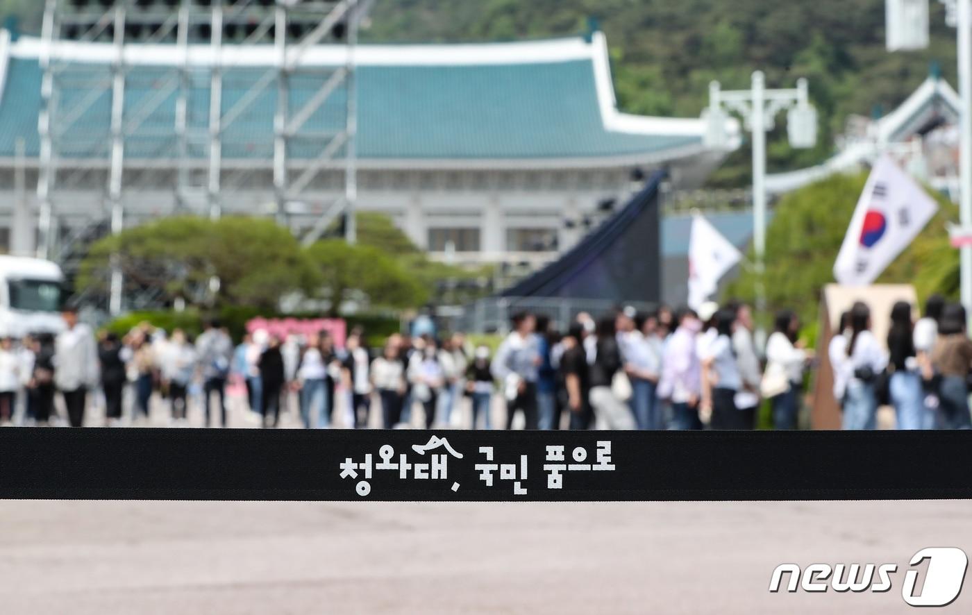  서울 종로구 청와대에서 관람객들이 경내를 둘러보고 있다. /뉴스1 ⓒ News1 허경 기자