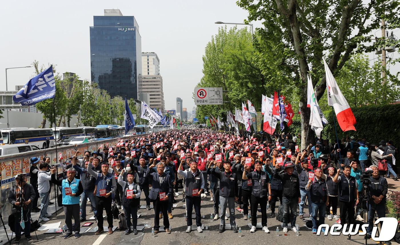 민주노총 노조원들이 지난 10일 오후 서울 용산구 전쟁기념관 북문 앞에서 단위노조 대표자 결의대회를 갖고 구호를 외치고 있다. 2023.5.10/뉴스1 ⓒ News1 박세연 기자