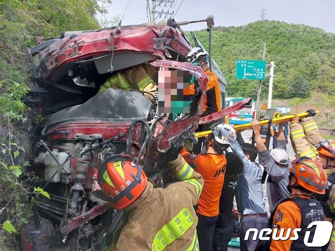 강원 영월군 남면 토교리 교통사고 현장.&#40;강원도소방본부 제공&#41;