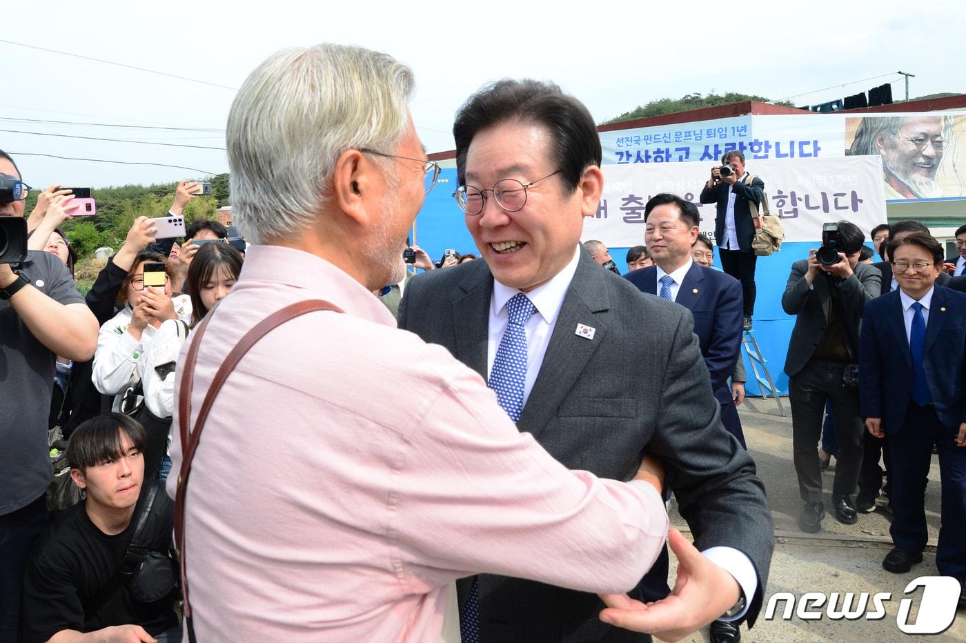 이재명 더불어민주당 대표가 지난해 5월10일 경남 양산 평산마을 &#39;평산책방&#39;을 방문해 문재인 전 대통령과 인사나누고 있다.&#40;공동취재&#41;/뉴스1 ⓒ News1 윤일지 기자