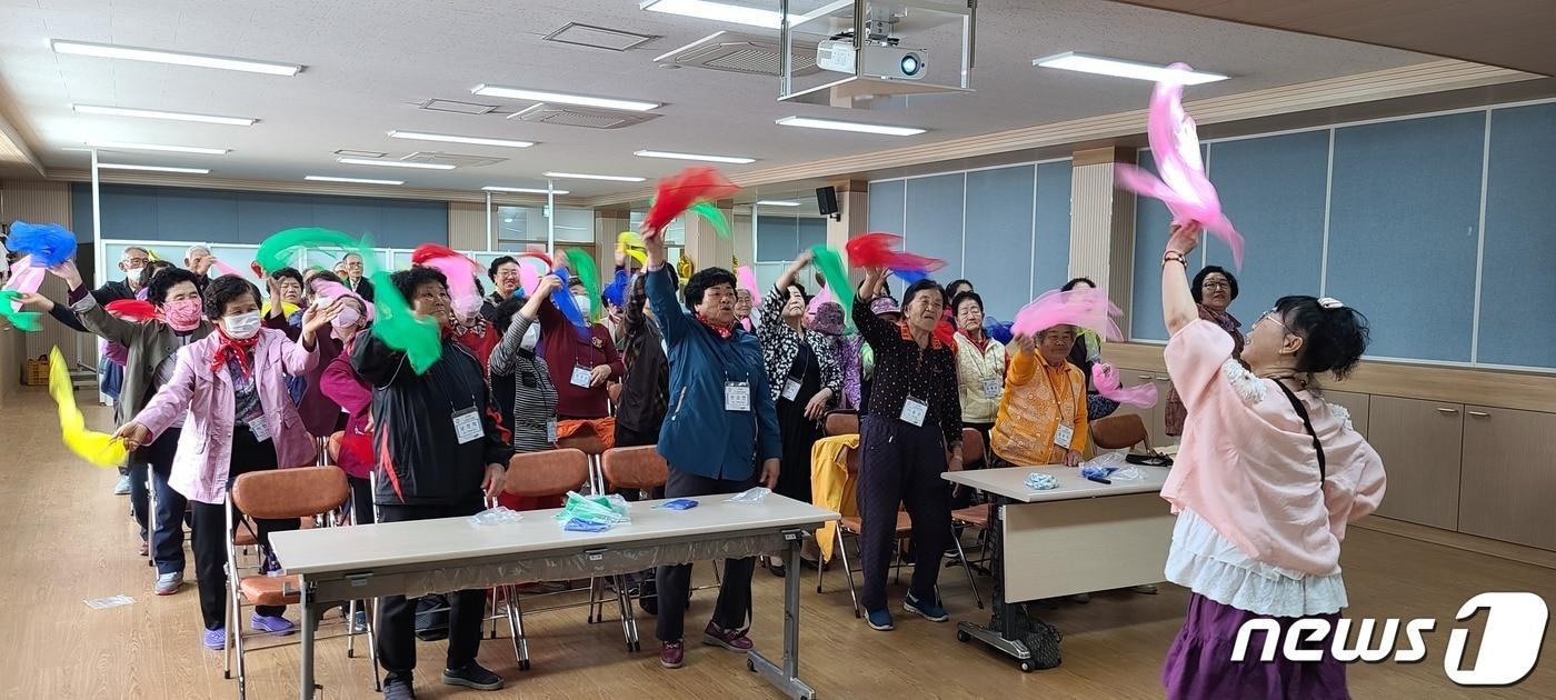 보은군 노인복지대학 강좌에 참여한 어르신들이 즐거운 시간을 보내고 있다. &#40;보은군 제공&#41;