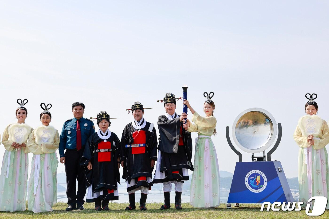 200만 전남도민이 화합하는 &#39;제62회 전라남도 체육대회&#39;의 시작을 알리는 성화가 11일 오전 9시 완도군 장도 청해진 유적지에서 채화됐다. &#40;완도군 제공&#41;/뉴스1