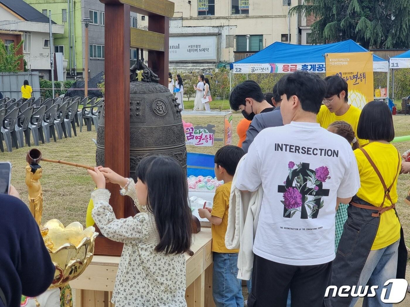 13일 오후 전북 전주시 완산구 전라감영에 마련된 &#39;꿈타는 연등회&#39;에서 방문객들이 행사에 참석하고 있다.2023.5.13/뉴스1 이지선기자