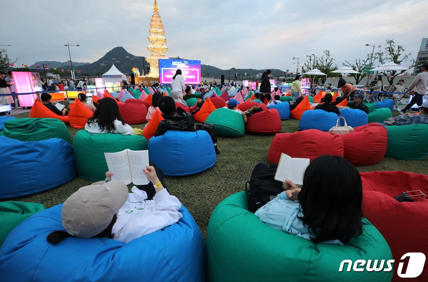 서울 광화문광장에 마련된 야외도서관 &#39;광화문 책마당&#39;을 찾은 시민들이 책을 읽는 모습. /뉴스1 ⓒ News1 구윤성 기자