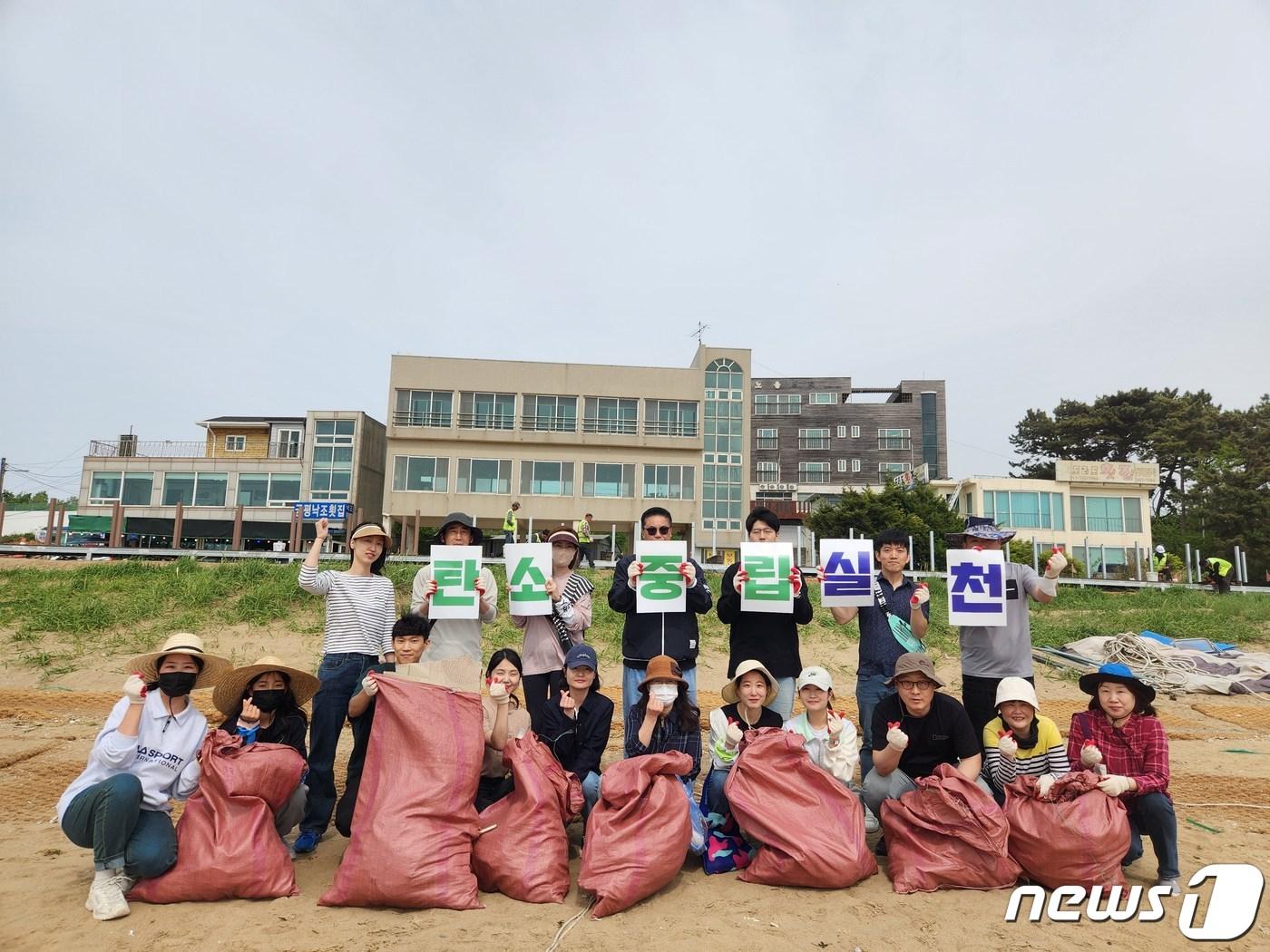 경기관광공사는 지난 12일 경기연구원, 경기복지재단과 함께 화성시 궁평 솔밭해수욕장에서 해안정화활동을 실시했다고 14일 밝혔다.&#40;경기관광공사 제공&#41;