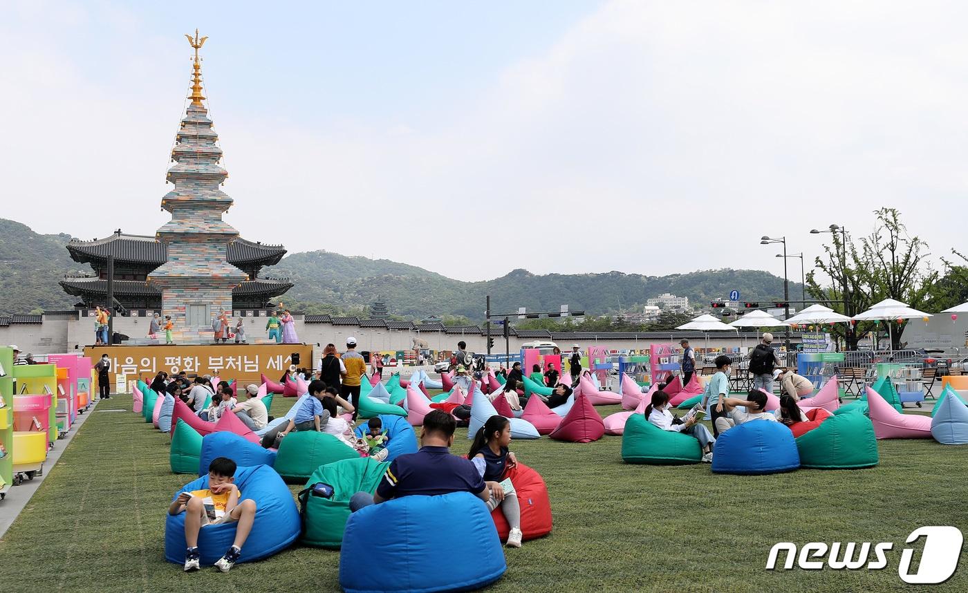 서울 광화문광장에서 시민들이 마스크를 벗은 채 책을 읽으며 즐거운 시간을 보내고 있다. 2023.5.14/뉴스1 ⓒ News1 박지혜 기자