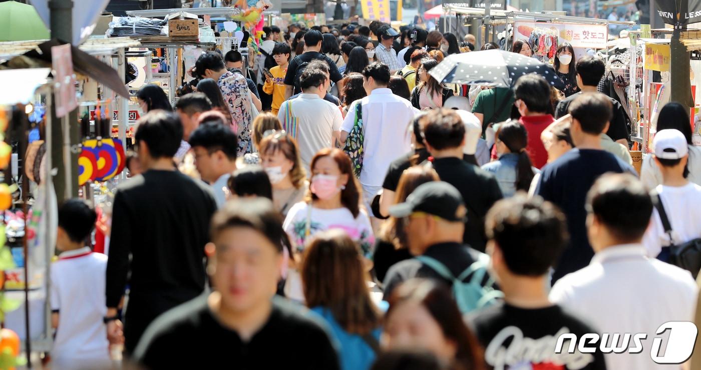 서울 중구 명동거리가 마스크를 쓰지 않은 많은 관광객들로 북적이고 있다./뉴스1 ⓒ News1 장수영 기자