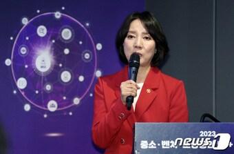 이영 중소벤처기업부 장관이 취임 1주년 기자간담회에서 주요 정책 성과와 향후 역점 정책 과제를 발표하고 있다. ⓒ News1 이동해 기자