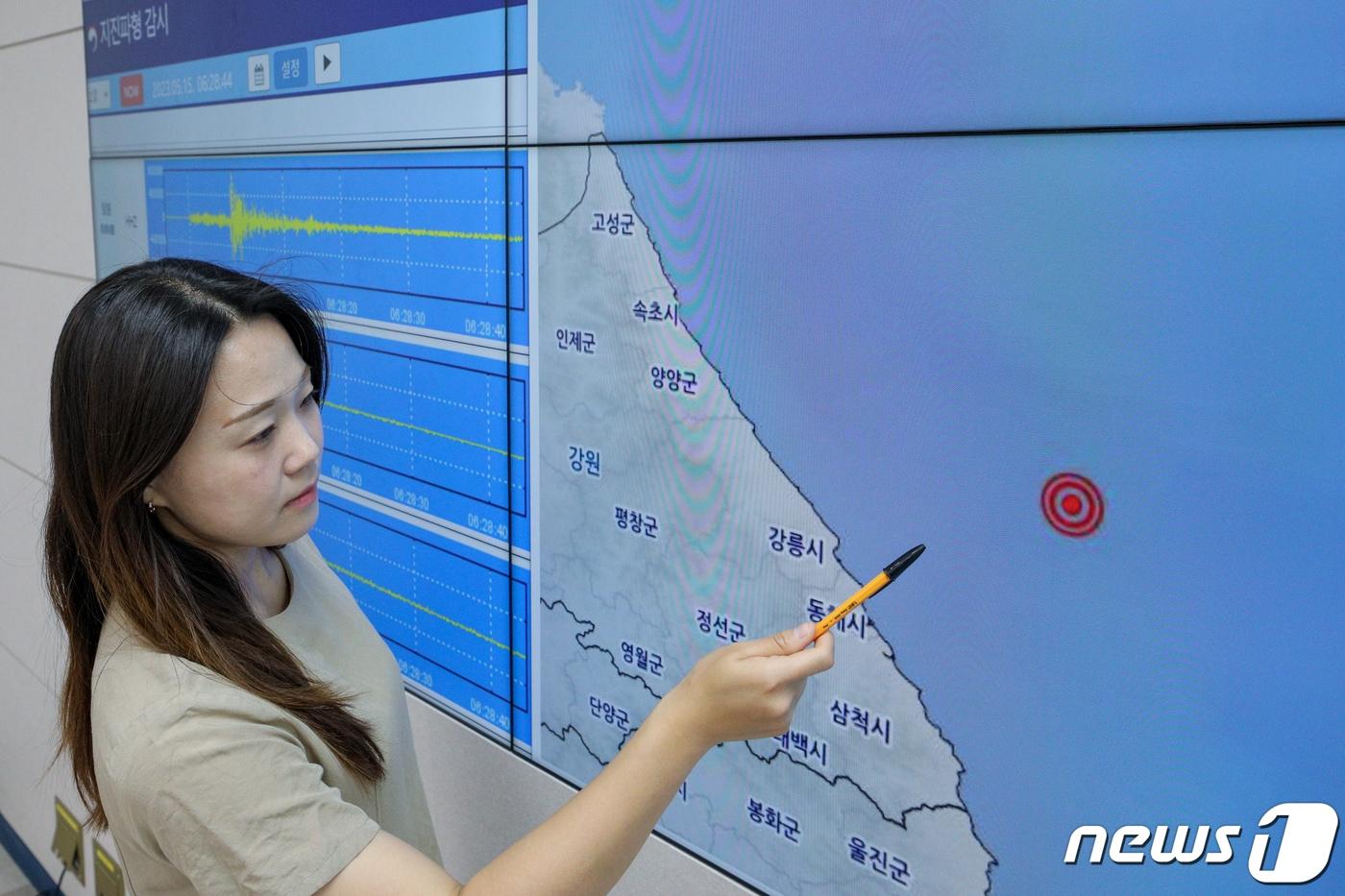 강원 동해 북동쪽 약 52km 부근 해역에서 규모 4.5 지진이 발생한 15일 서울 동작구 기상청 브리핑룸에서 직원이 지진 발생 지점을 가리키고 있다. 이날 오전 6시27분 발생한 지진은 지진 계기관측이 시작된 이래 역대 22번째로 강했으며 올해 한반도에서 발생한 지진 중 규모가 가장 컸다. 2023.5.15/뉴스1 ⓒ News1 안은나 기자