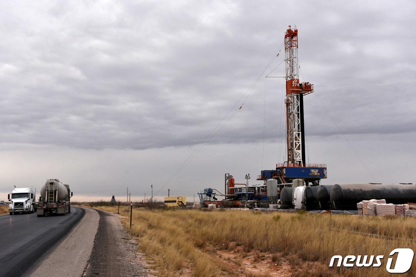 미국 뉴멕시코주 리아카운티 소재 폐름기 분지의 석유 및 천연가스 생산 지역에서 시추 작업이 진행 중이다. &#40;자료사진&#41; 2019.2.10 ⓒ 로이터=뉴스1 ⓒ News1 정윤미 기자