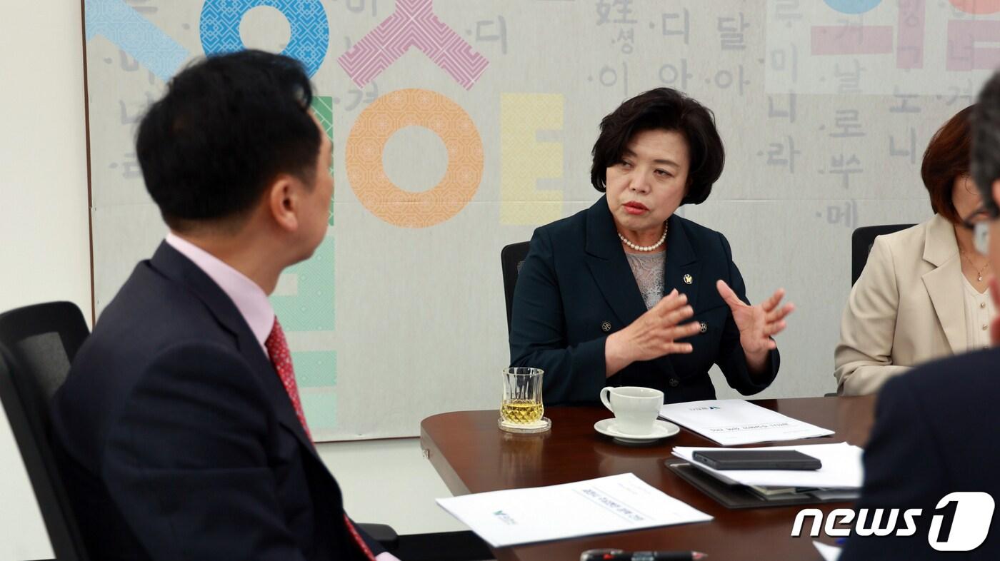 신계용 과천시장&#40;오른쪽&#41;이 김기현 대표&#40;왼쪽&#41;를 만나 지역 현안을 얘기하고 있다.&#40;과천시 제공&#41;