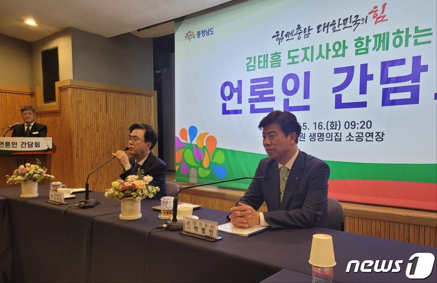 김태흠 충남지사&#40;왼쪽&#41;가 언론인과의 간담회에서 질문에 답하고 있다. / 뉴스1 ⓒ News1 백운석 기자