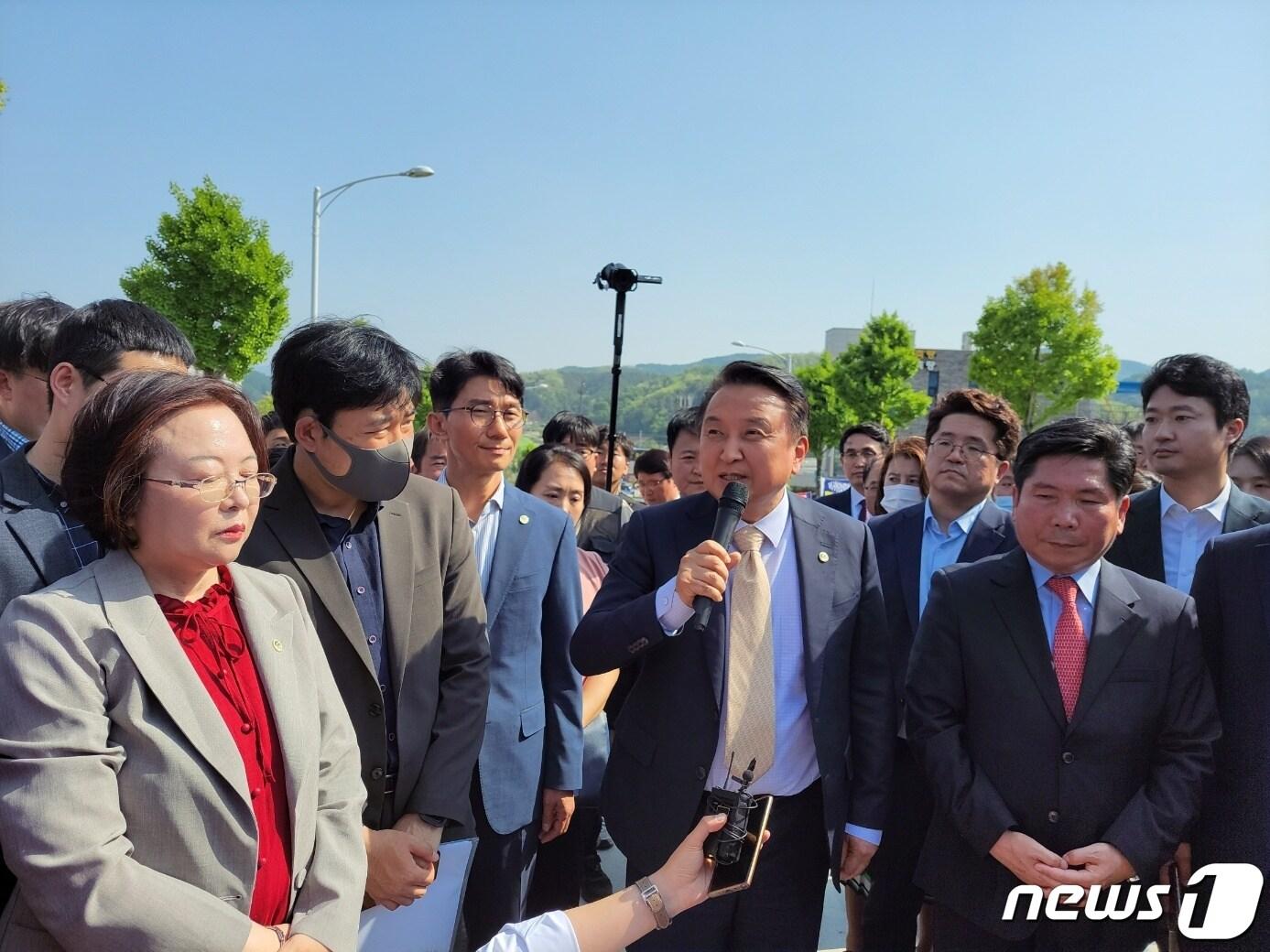 16일 김영환 충북도지사가 제천시를 방문하려다 시청 입구에서 제천시체육회원들에 의해 막혀 하계 유니버시아 경기 개최 지원을 약속하고 있다.  