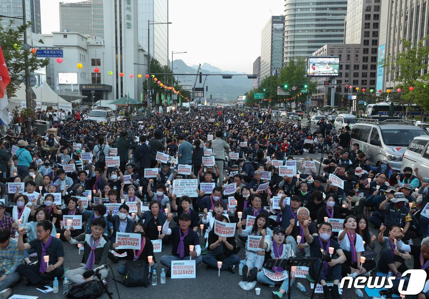 이태원 참사 유가족들이 16일 오후 분향소가 마련된 서울광장 인근 세종대로에서 열린 이태원 참사 200일 추모문화제에서 참가자들과 함께 구호를 외치고 있다. 2023.5.16/뉴스1 ⓒ News1 신웅수 기자