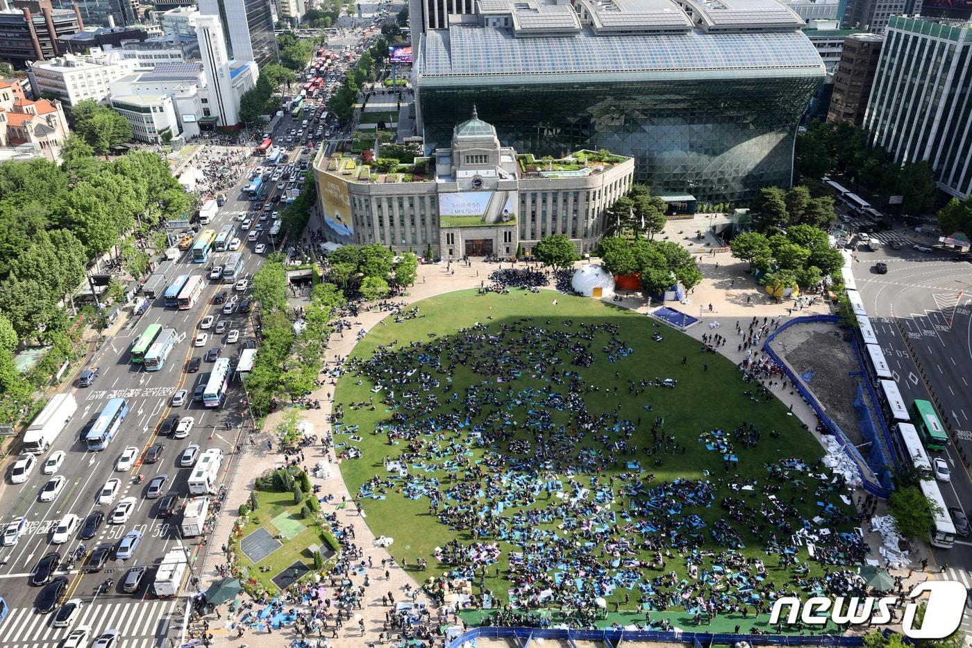 17일 오전 서울 중구 서울시청 일대 세종대로가 민주노총 건설노조 1박2일 집회로 인해 출근시간 극심한 정체를 빚고 있다. . 2023.5.17/뉴스1 ⓒ News1 장수영 기자