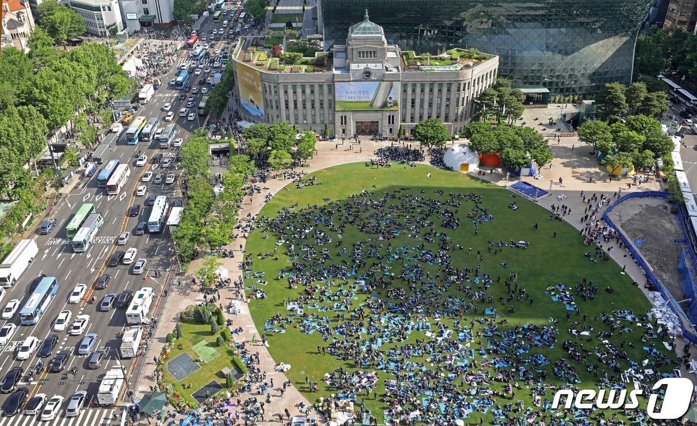 지난달 17일 오전 서울 중구 서울시청 일대 세종대로가 민주노총 건설노조 1박2일 집회로 인해 출근시간 극심한 정체를 빚고 있다. 민주노총 건설노조 조합원은 지난 16일부터 서울시청 일대에서 1총파업 집회를 정부의 노조 탄압 중단 등을 촉구하고 있다. 2023.5.17/뉴스1 ⓒ News1 장수영 기자